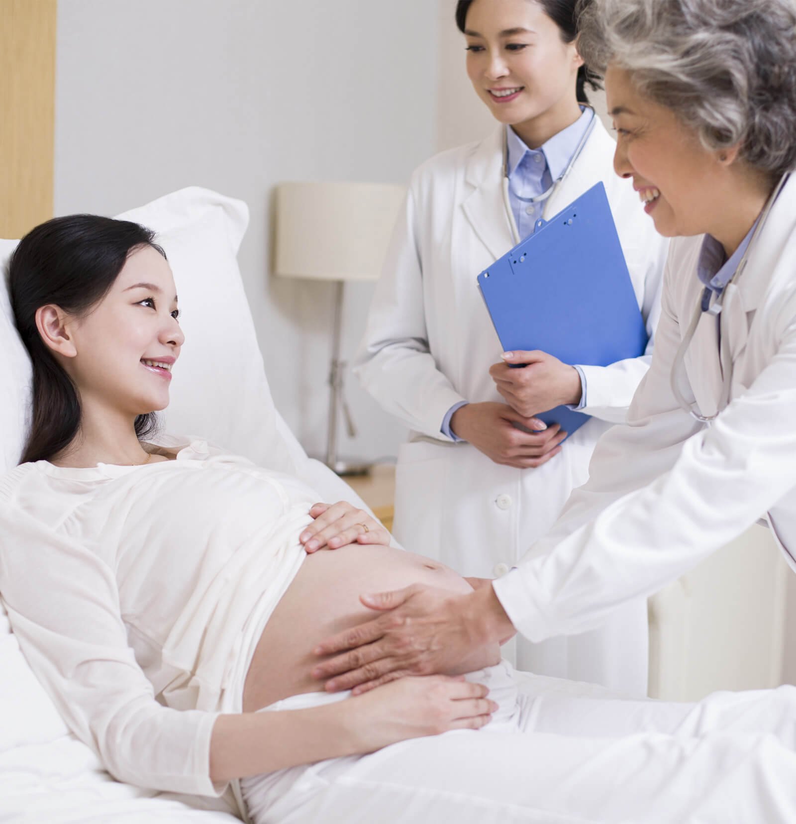 Mujer embarazada con doctores